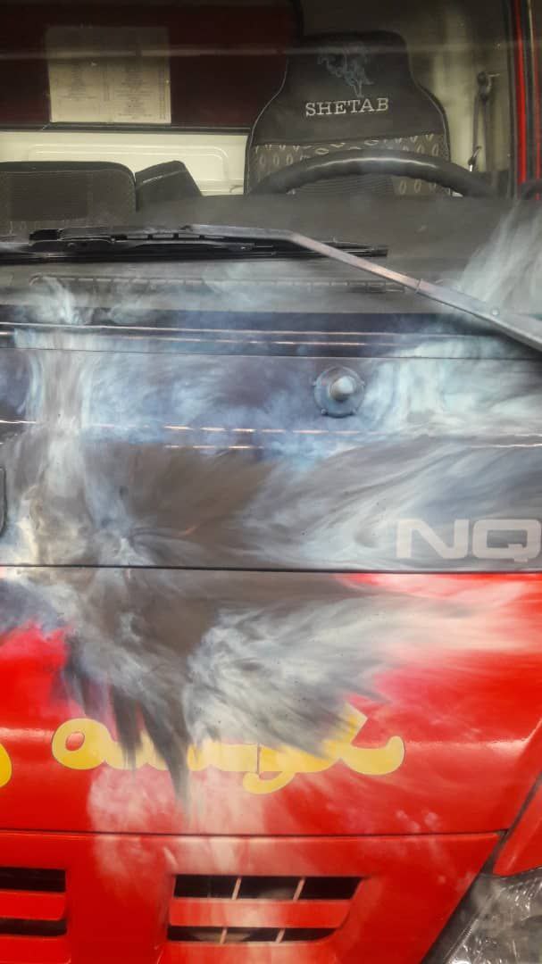 آسیب خودروی آتش‌نشانی در پی برخورد ترقه!