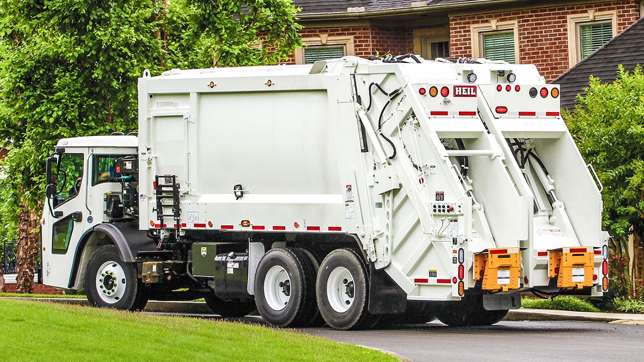 ساخت کامیون حمل زباله در کارخانه