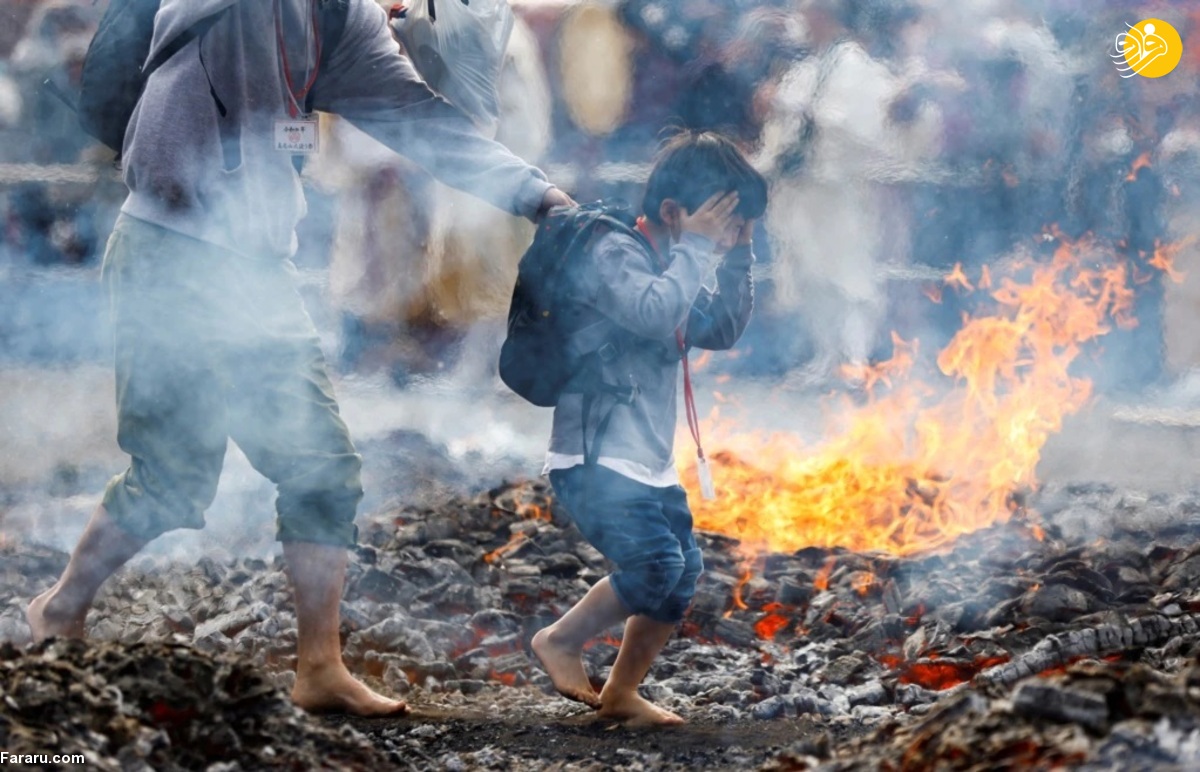 راه رفتن ژاپنی ها روی آتش برای تطهیر روح!