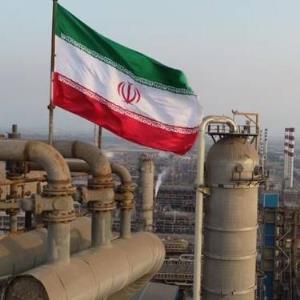 رسانه اماراتی: سرازیر شدن نفت ایران به بازارها چندان ساده نیست