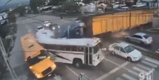 تصادف شدید و هولناک با اتوبوس در خیابان