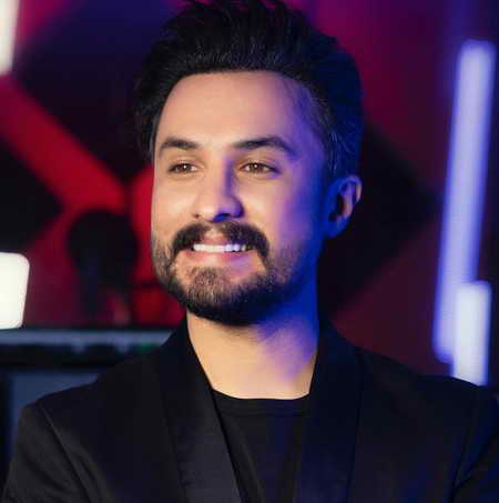 اجرای زنده آهنگ “شالت” توسط راغب در عصر جدید