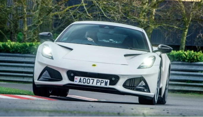 اولین تجربهٔ رانندگی با لوتوس امیرا، خداحافظی به‌یادماندنی با بنزین