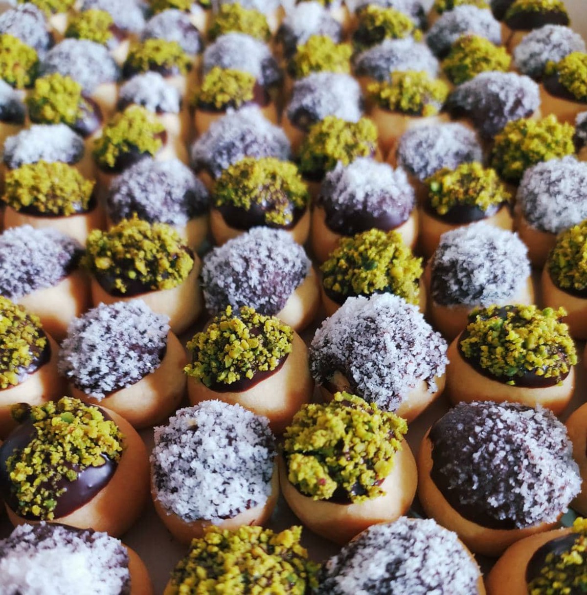 تهیه شیرینی شاه‌پسند برای پذیرایی نوروزی