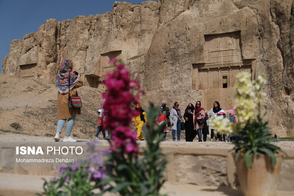 عکس/ مسافران نوروزی در “نقش رستم” مرودشت
