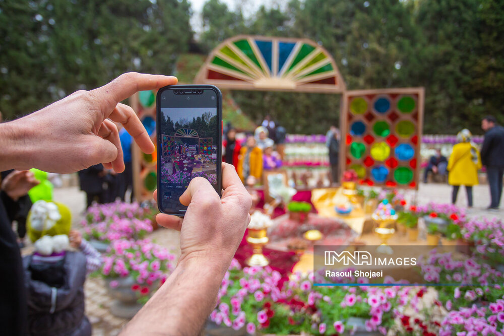 پرنیان هفت رنگ، پیش پای میهمانان