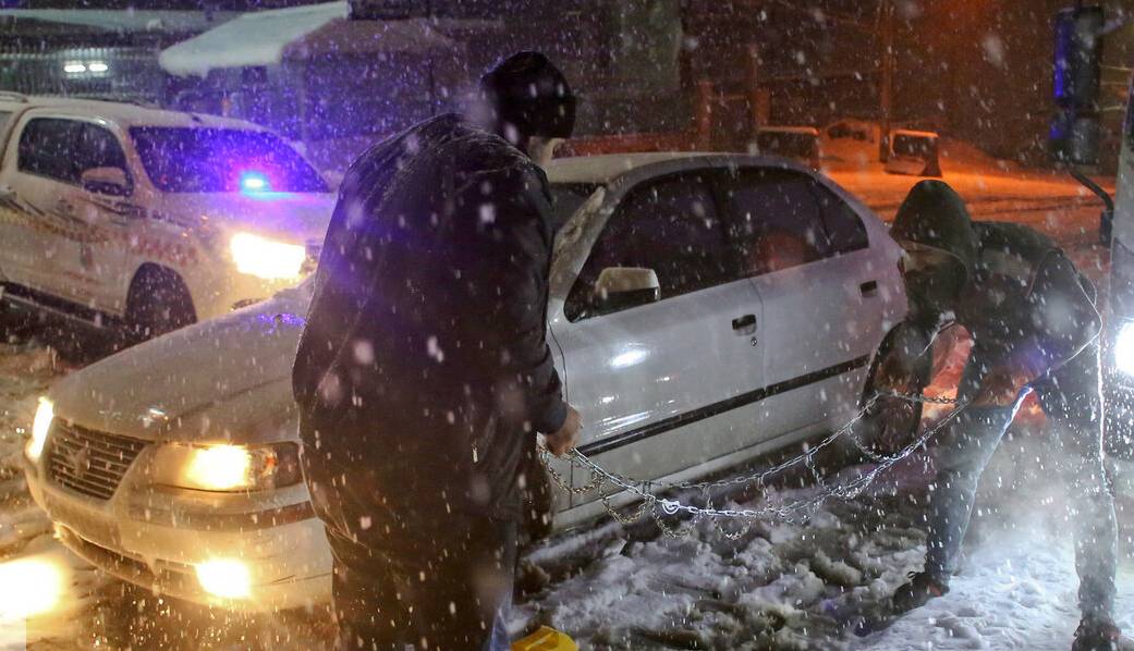 بیش از ۲۰۰ خودرو در برف مازندران گرفتار شدند
