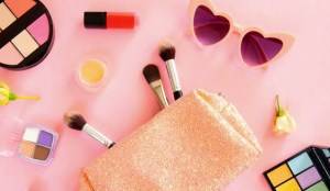 لوازم آرایشی که باید با خودمون به سفر ببریم