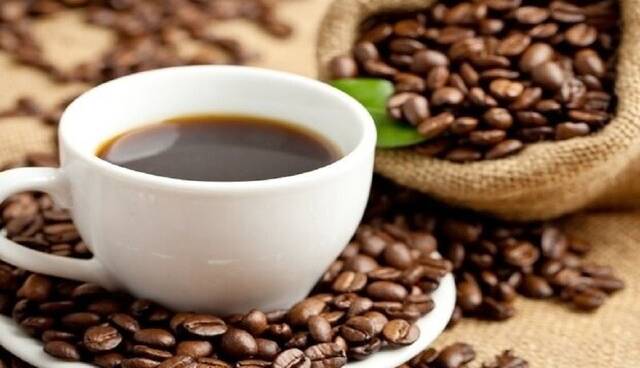 یک فنجان قهوه چه مدت انسان را بیدار نگه می دارد؟