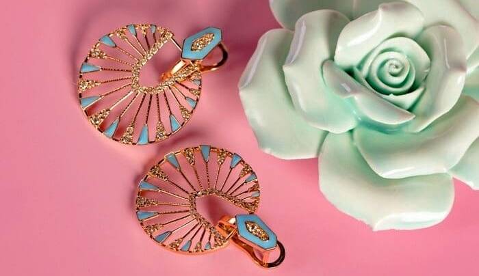 چطور زیورآلات را با لباس ست میکنن؟