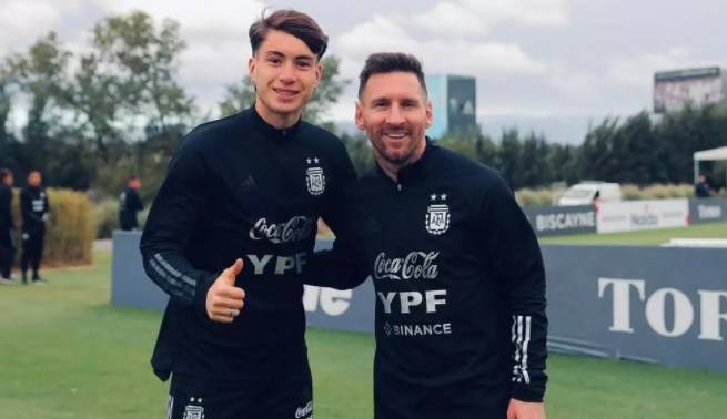 عکسی که استعداد 18 ساله یوونتوس کنار مسی منتشر کرد