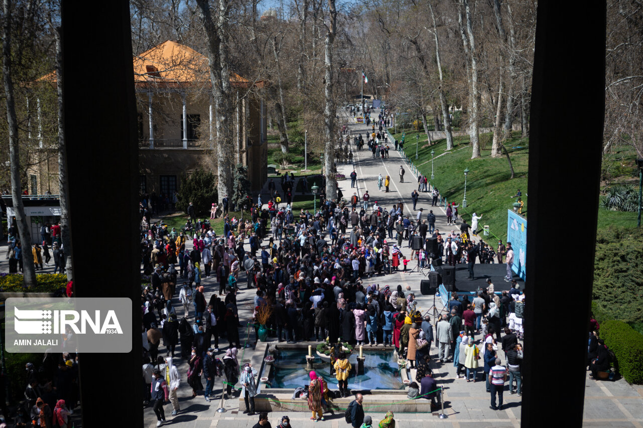 عکس/ گردشگران نوروزی در کاخ موزه نیاوران