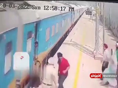 نجات مسافر از میان شکاف سکو و قطار