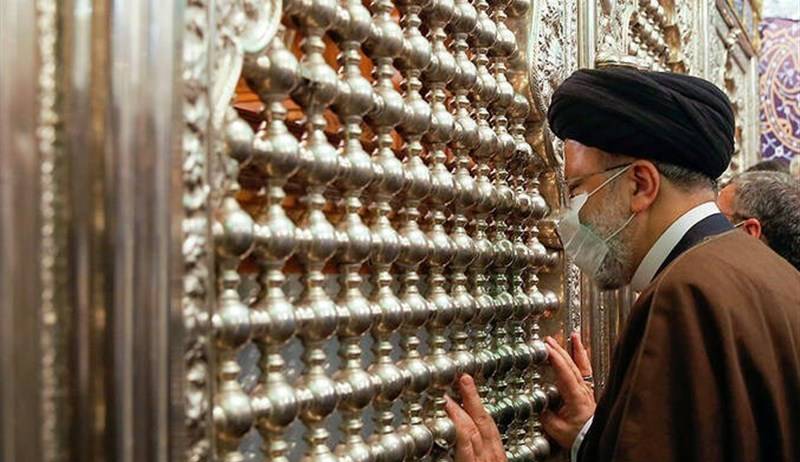 آیت‌الله رئیسی به حرم مطهر امام رضا(ع) مشرف شد