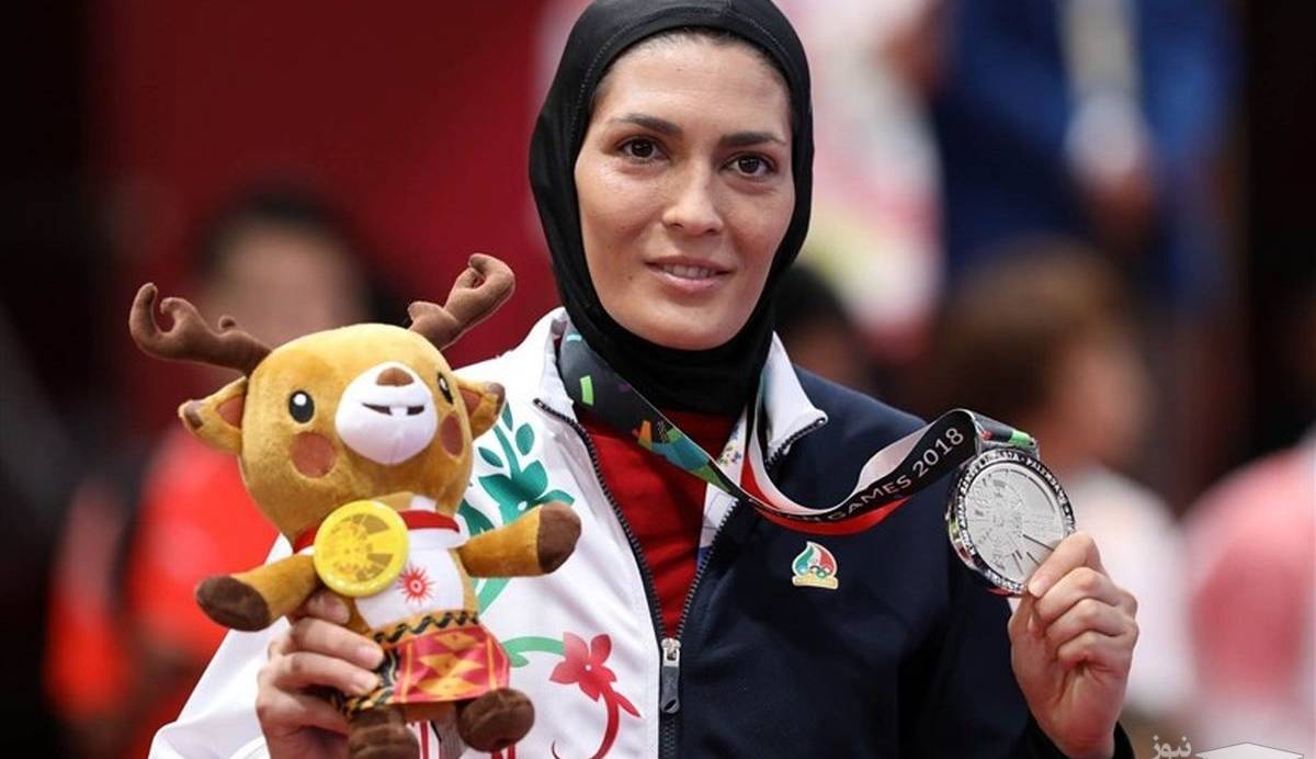 چهره‌ها/ تیپ الهه منصوریان در حال رانندگی