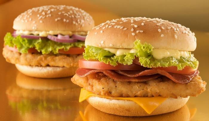 برگر مرغ سوخاری؛ ساندویچ محبوب همه اعضای خانواده