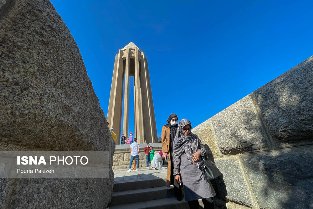 عکس/ بازدید مسافران نوروزی از آرامگاه بوعلی سینا