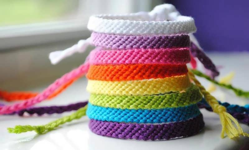 با روشی راحت دستبند کاموایی درست کنید