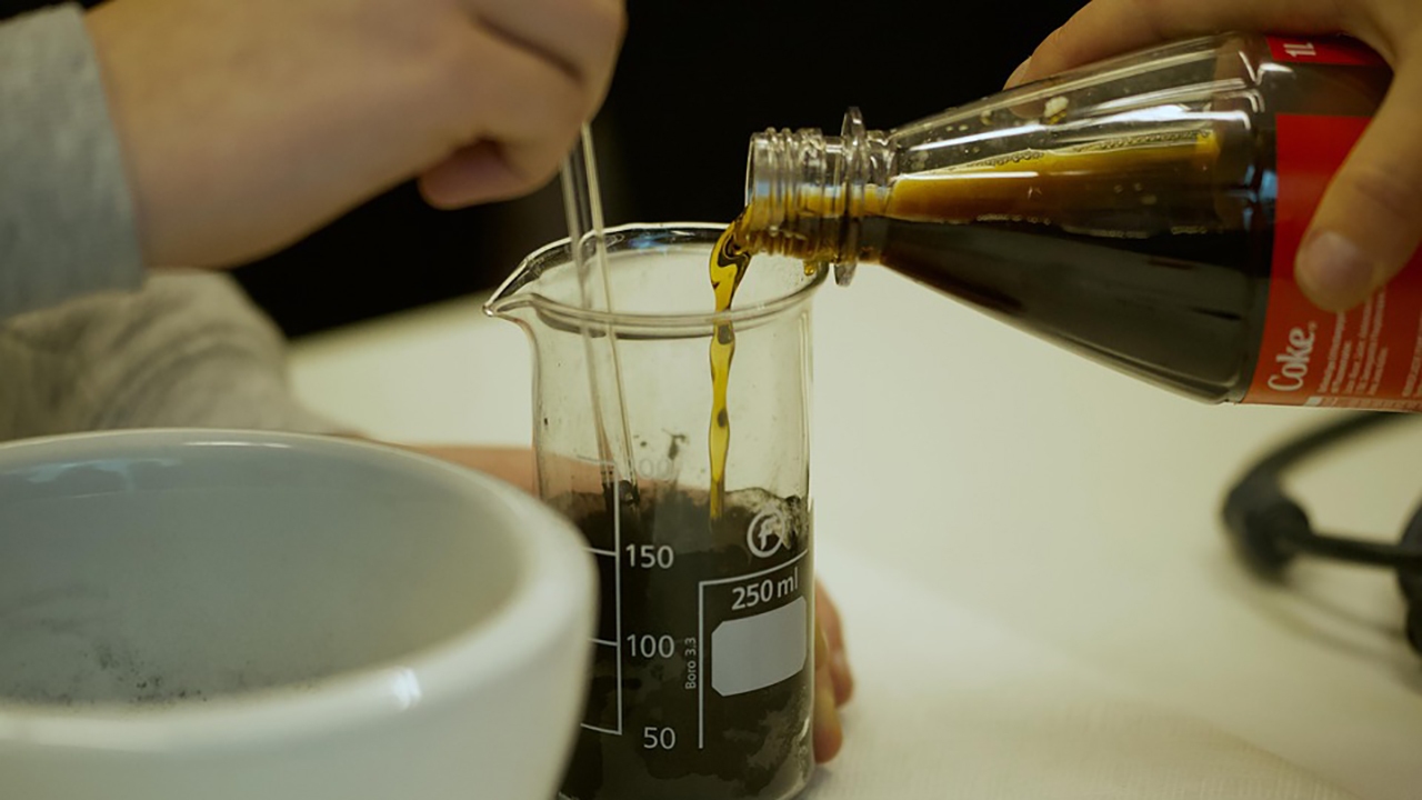 نتیجه ترکیب سفید کننده با نوشابه