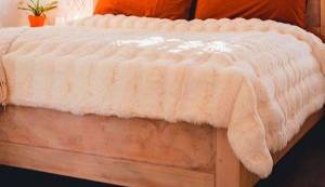 آنچه نباید در فضای زیر تخت نگهداری کنید