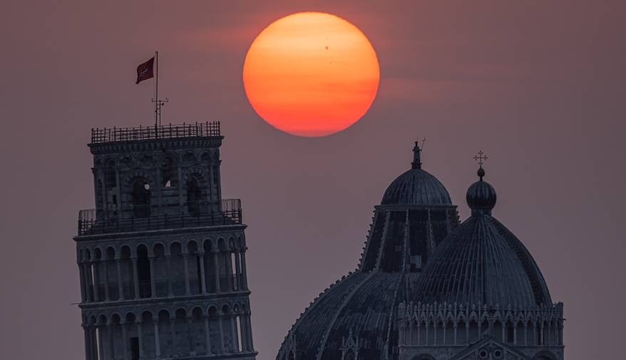 برج کج، خورشید فعال   برج کج، خورشید فعال