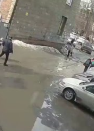 لحظه سقوط ناگهانی یخ روی سر عابر پیاده در روسیه