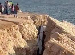 سقوط عجیب پراید بین صخره‌های ساحلی عسلویه