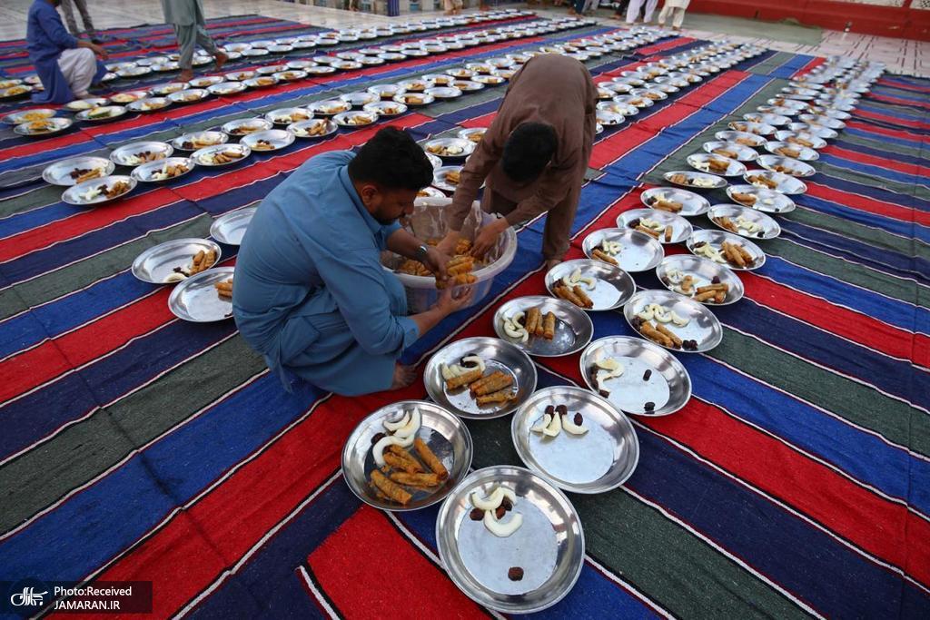 مردان پاکستانی در حال آماده سازی افطاری