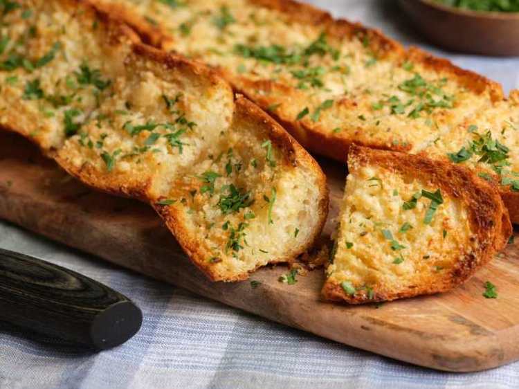 نحوه درست کردن «نان خانگی» دلچسب با عطر و طعم سیر