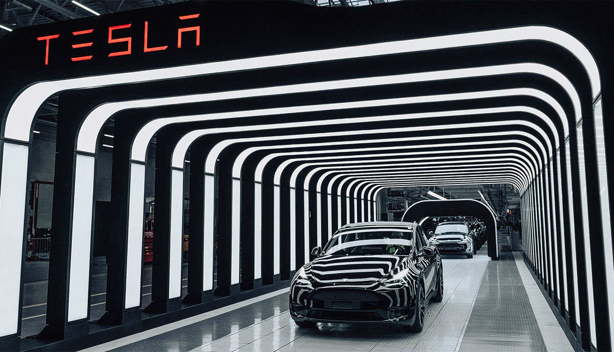 گردش هیجان‌انگیز در کارخانه 5.5 میلیارد دلاری تسلا در آلمان با پهپاد