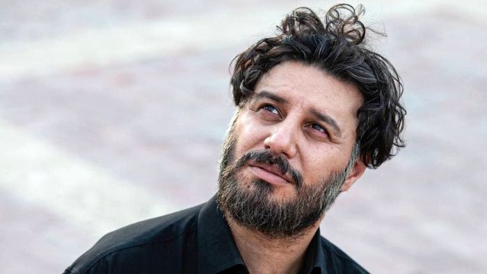 جواد عزتی در میان هوادارانش در اکران مردمی فیلم مردبازنده