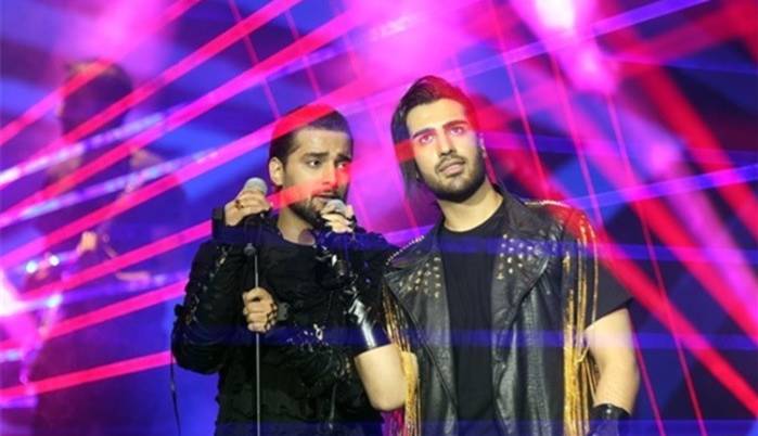 اجرای زنده ماکان بند از آهنگ «بی چتر»