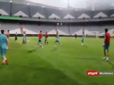 گرم کردن بازیکنان گل گهر سیرجان و امید ایران