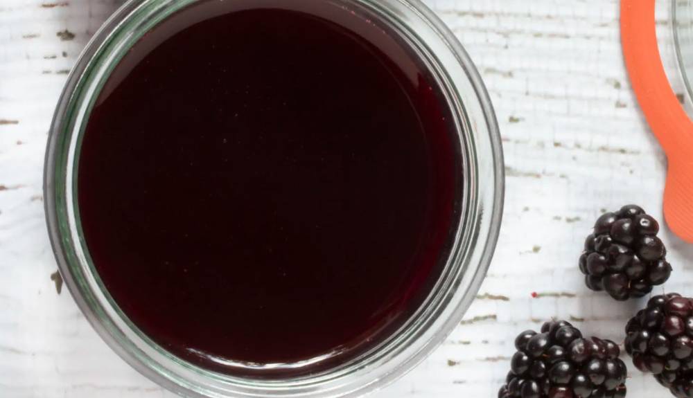 میزاردور/ دستور تهیه «شربت توت سیاه» بهاری