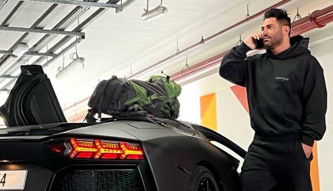 چهره ها/ ژست آقای سوپراستار با ماشین لاکچری اش