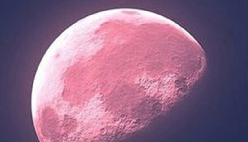 غروب دل‌انگیز اَبر ماه صورتی در آسمان تهران