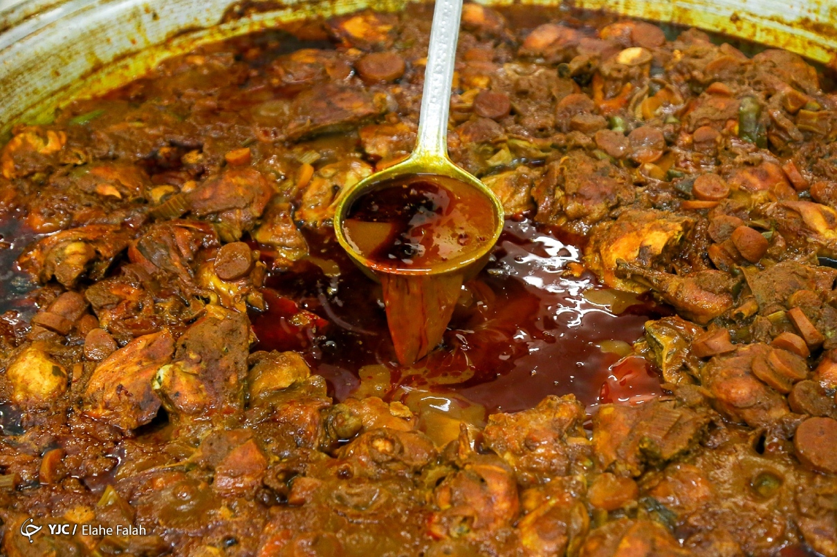 عکس/ طبخ و توزیع اطعام رمضانیه در رشت