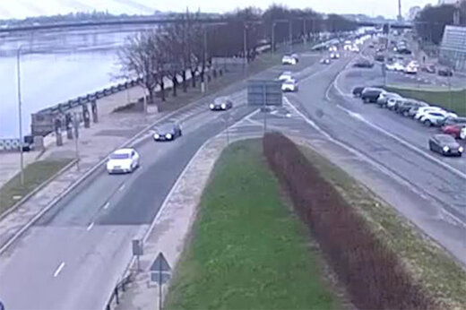 حواسش به ترمز دستی نبوده!