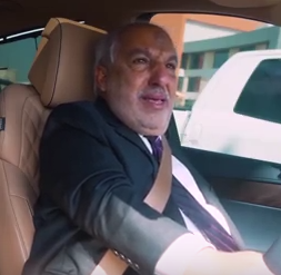 گریه های یک معلم بحرینی پس از اینکه غافلگیرانه از او تجلیل می شود!