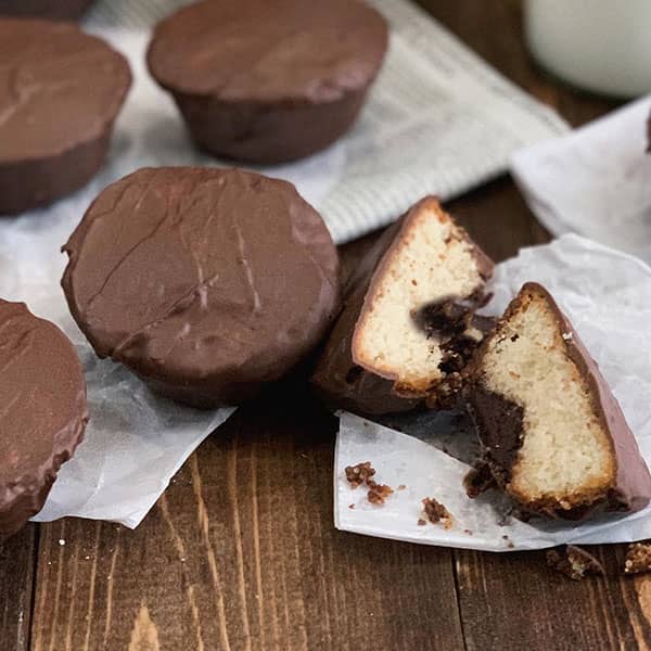 کاپ کیک مغزدار با روکش شکلات به روش بازاری