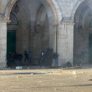 حمله وحشیانه صهیونیست‌ها به یک فلسطینی در صحن مسجد الاقصی