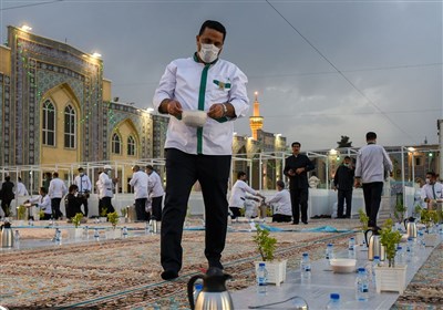 حال و هوای سفره‌های افطار در حرم مطهر رضوی