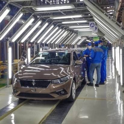 دو خودروساز با 30 هزار نیروی مازاد مواجه هستند