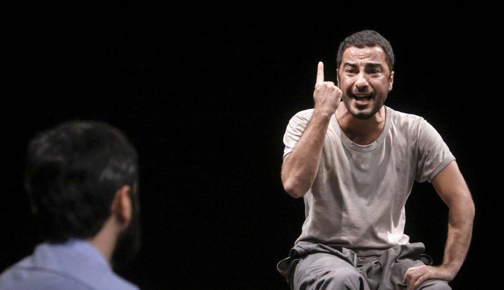 نوید محمدزاده از نمایش «گیاه‌خوار» انصراف داد