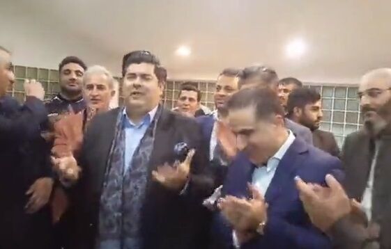 اجرای قطعه «ایران» توسط سالار عقیلی در رختکن نساجی