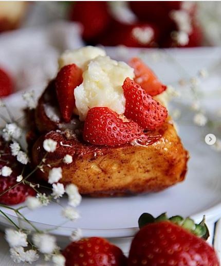 آموزش تهیه نان خمیر توت فرنگی و دارچین