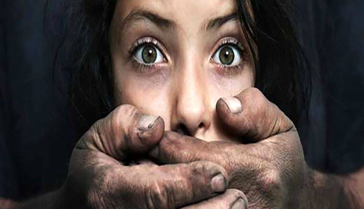 گرفتار شدن دختر جوان در تله 3 شیطان