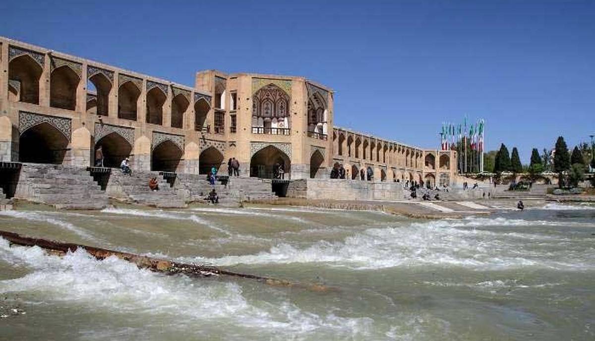 علت تغییر رنگ آب زاینده‌رود آلودگی نفتی نیست