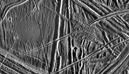 پشته‌های دوتایی روی سطح اروپا، ماه مشتری می‌توانند نشانگر آب مایع پنهان در ژرفای کم زیر سطح باشد  