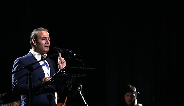 اجرای زنده قطعه “فروغ” در شهر شیراز به خوانندگی علیرضا قربانی